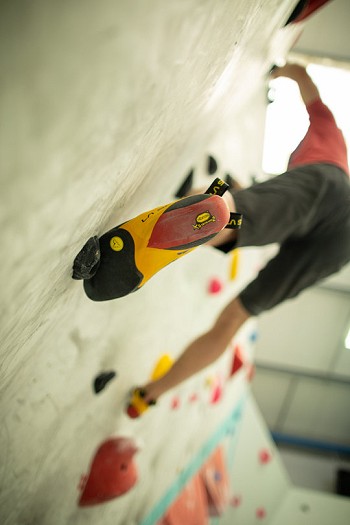 Incorrect outside edging using the rounded, middle part of the edge.   © Nick Brown - UKC