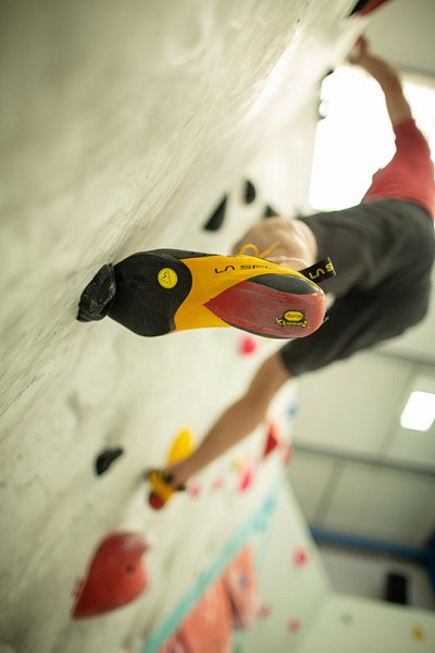 Optimum outside-edging using the toe-part of the edge and with the foot at 45 degrees to the wall.  © Nick Brown - UKC