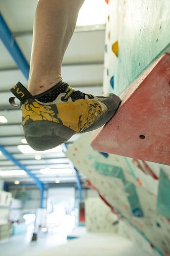 Volumes invariably force us to smear. Here the foot is positioned at the optimum angle.  © Nick Brown - UKC