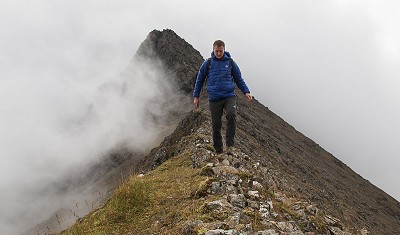 Enjoying the atmosphere, if not the view, on the NW ridge of Bruach na Frithe  © Dan Bailey - UKHillwalking.com
