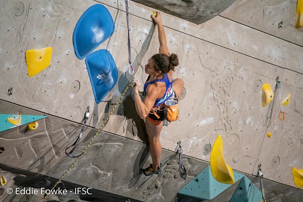 Molly Thompson-Smith climbing to 16th place in Kranj.  © Eddie Fowke/IFSC