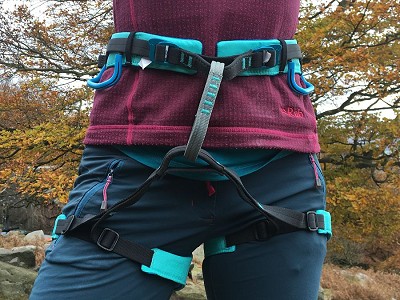 Two buckle adjustments on each side of the waist and legs keeps the harness centred on the hips  © UKC Gear