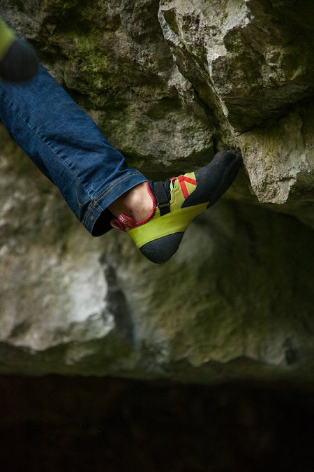 Whilst the forefoot is moderately stiff the flexion in the midsole provides power to the toe  © UKC Gear