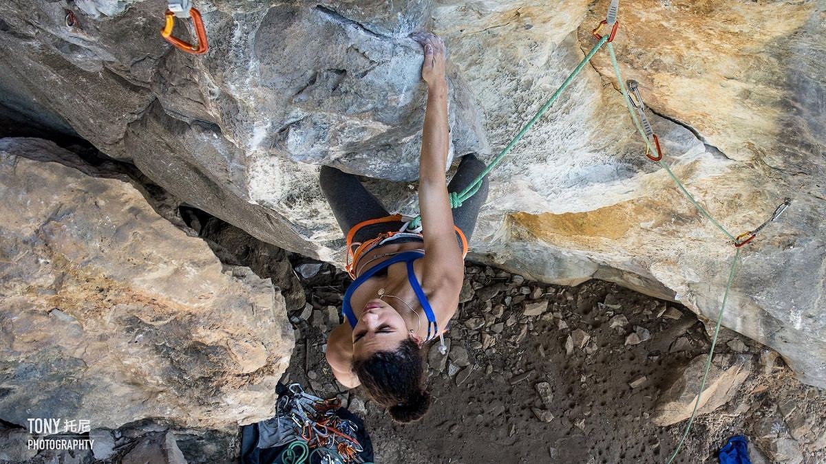 Molly Thompson-Smith climbing in Thailand.  © UKC News