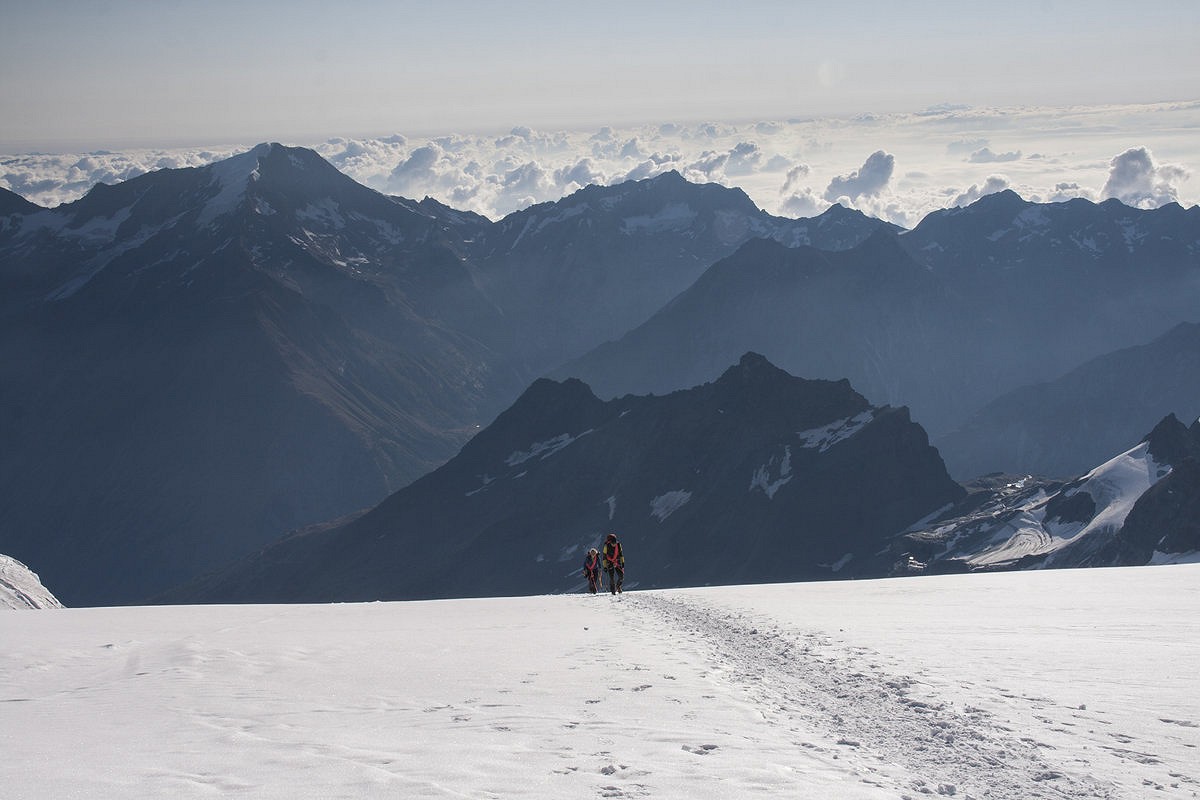 Climbers approaching the summit of Alphubel.  © hypnotoadmk
