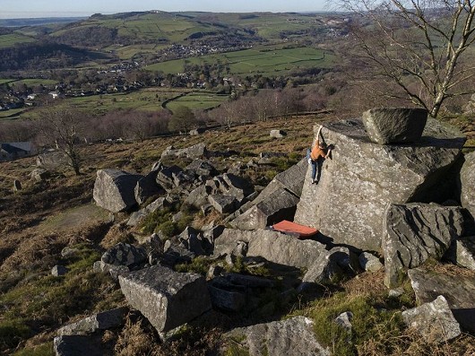 Rob Greenwood finishing the perfect Fab Arete in the Curbar Field boulders.  © Alan James