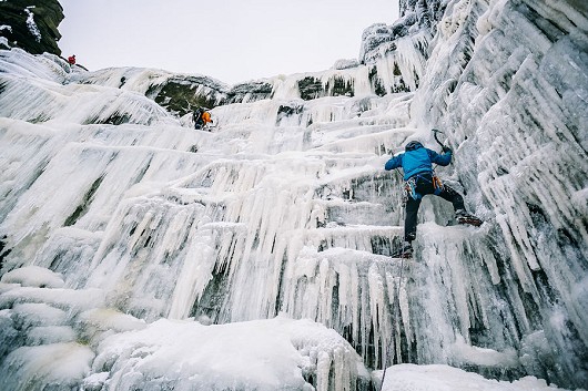 Connor Read leading a frozen Kinder Downfall behind the first party of the day.  © www.samtaylorphoto.co.uk