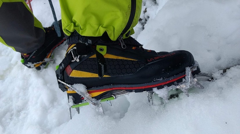 Drawstring and snow gaiter = neat uncluttered ankle  © Toby Archer