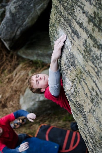 Ned Feehally on a 3 finger drag  © Nick Brown - UKC