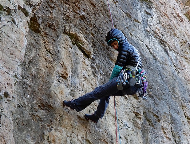 With an alpine midlayer cut and lofty (=squishy) down, the L3 fits well under a harness  © UKC Gear