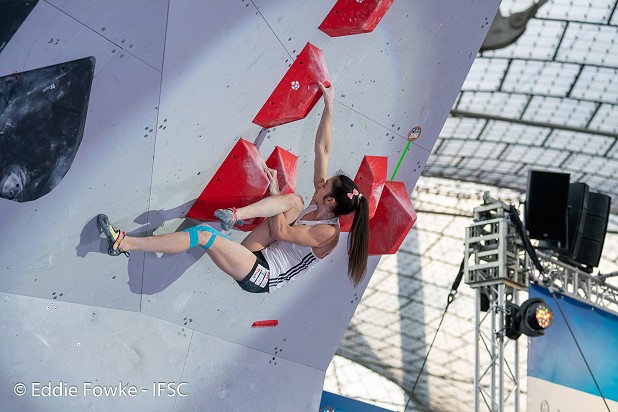 Mia Krampl figure-fours her way to 3rd place with an injured knee.  © Eddie Fowke/IFSC