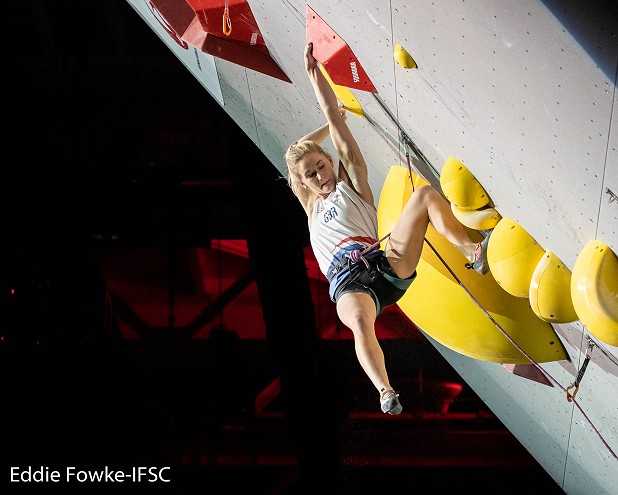 Shauna Coxsey climbs to 3rd place in the Combined final.  © Eddie Fowke/IFSC