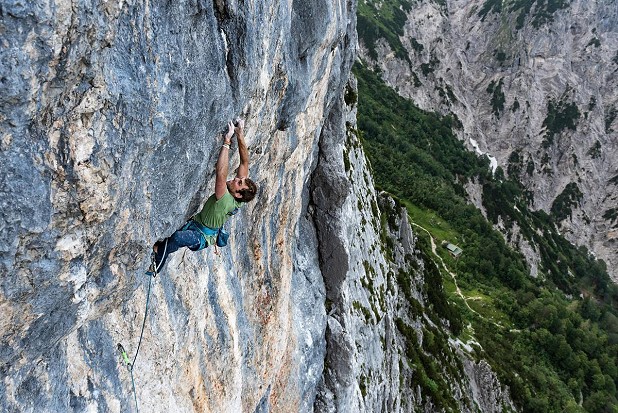 Robbie Phillips completes the Alpine Trilogy with an ascent of Des Kaisers neue Kleider.  © Marc Langley