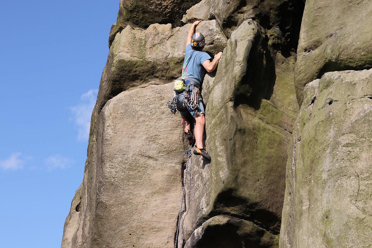 Ollie leading Overhanging Groove  © marthaceuppens