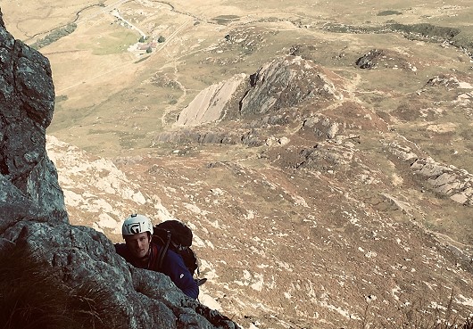 Al topping out of pitch 5 Grooved Arête with Little Tryfan below  © Simnel