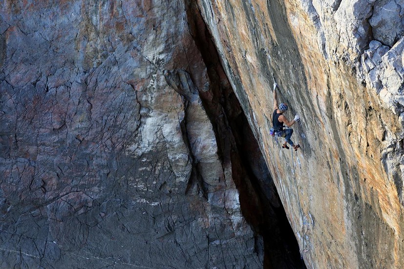 Matt on the steep and athletic The Big Issue E9 6c.  © Mike Hutton