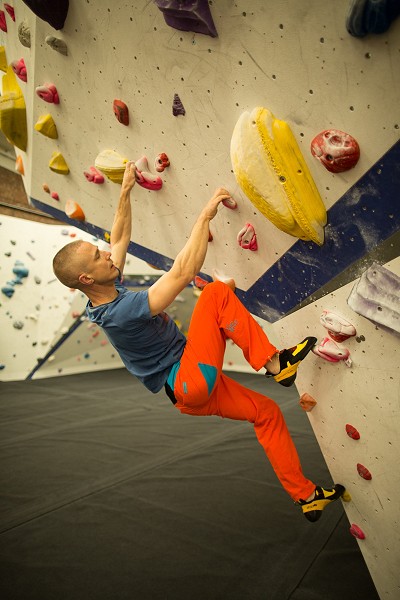 Default posture for steep terrain. Arms slightly bent, shoulders engaged, elbow creases facing inwards.  © Nick Brown - UKC
