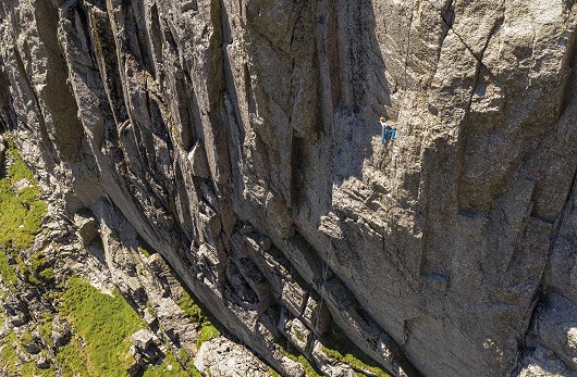 Jeremy Wilson on Roaring Silence (E3) on Scafell East Buttress (from the Lake District Climbs Rockfax).  © Mike Hutton