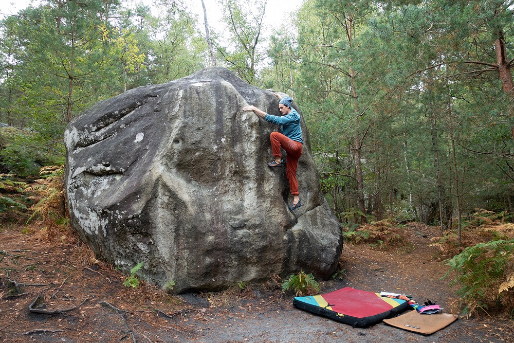 The Neon Hoodie + Rondo Slim Pants in use at Rocher Sablons  © UKC Gear