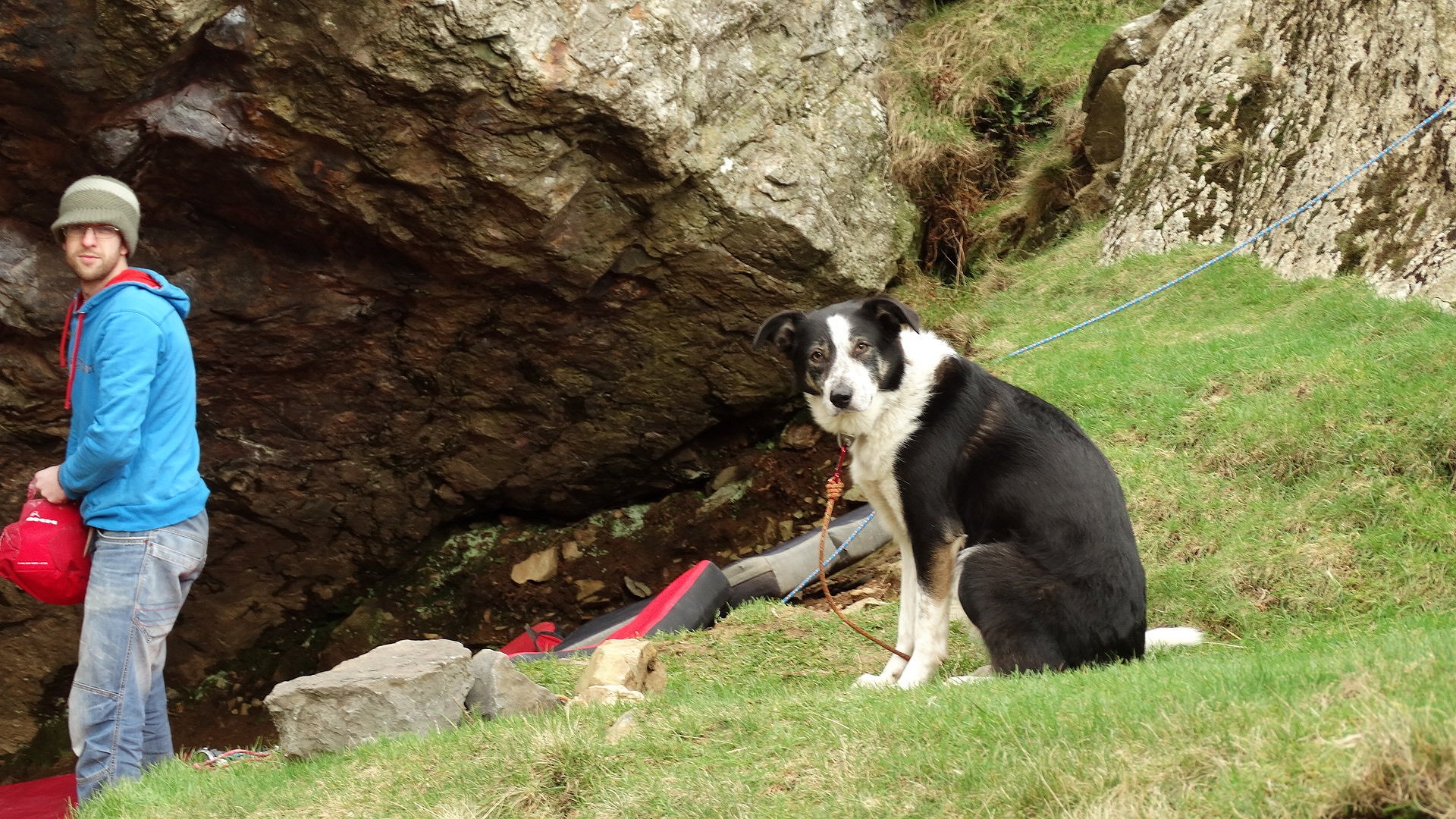 Tess tethered at Jerry's Roof, Llanberis Pass.  © Pete Edwards