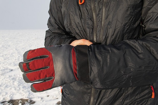 Spacious cuffs fit over bulky gloves  © Dan Bailey