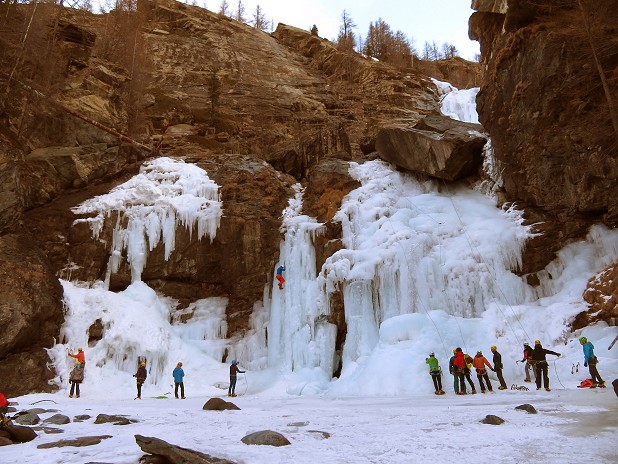 Groups enjoying the easily accessible ice cragging on the Lillaz Cascata.  © Steve Broadbent