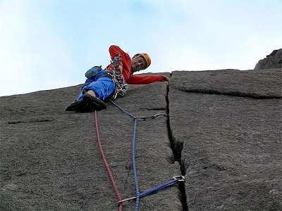 The beautiful hand crack on the second pitch of Bare Blåbær.  © Tom Atle Bordevik