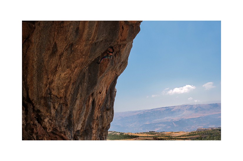 Laqlouq arch 6c+. Climber: Juman.  © Tino Deeck