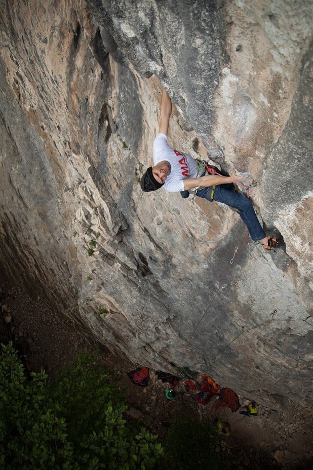 Theo Moore looking mildly concerned on Scilla, a short and punchy 7a  © Rob Greenwood - UKC