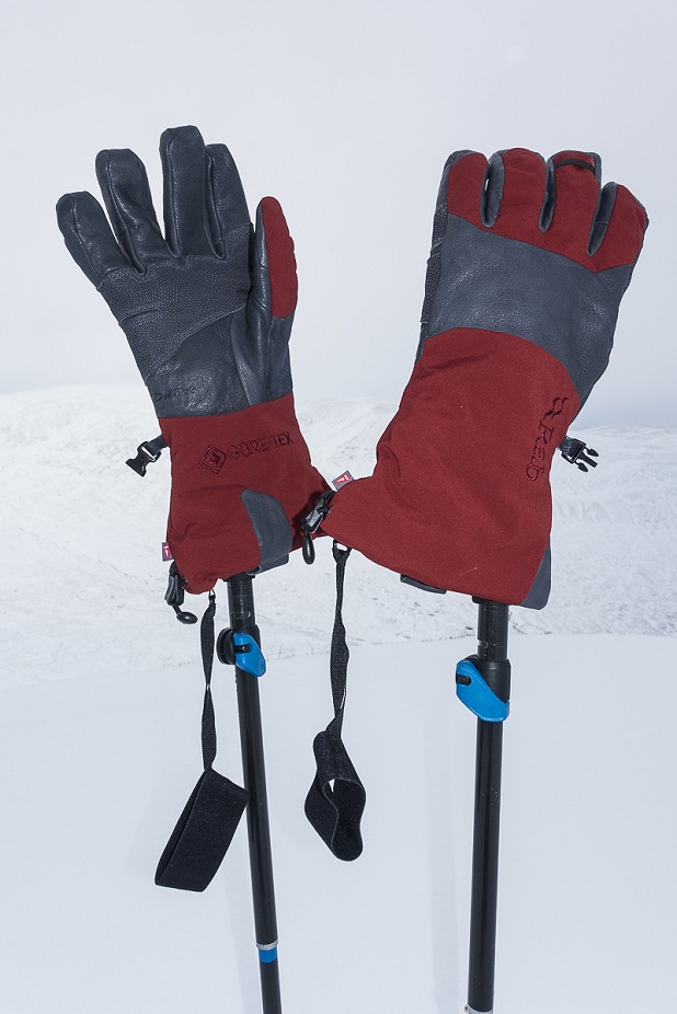 Guide 2 gloves on Beinn a' Chaorainn  © Dan Bailey