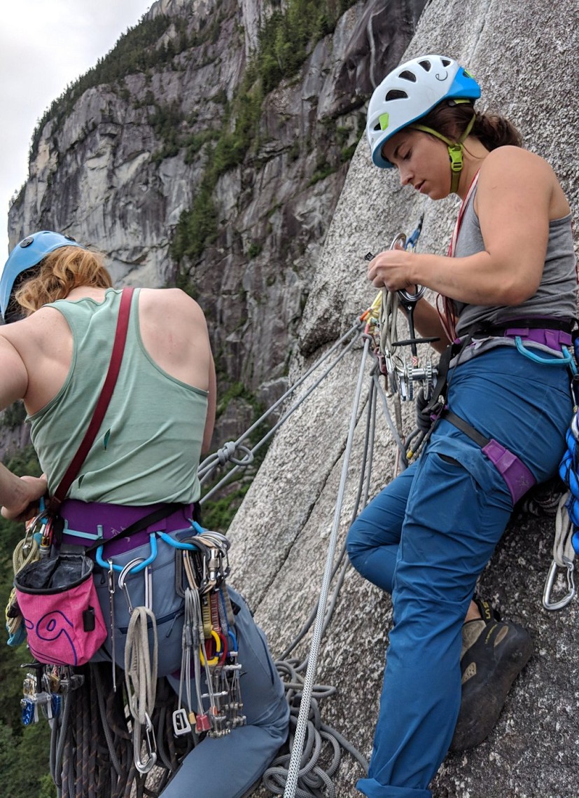 Liz and Tali swapping leads on The Chief.  © Ari Schneider
