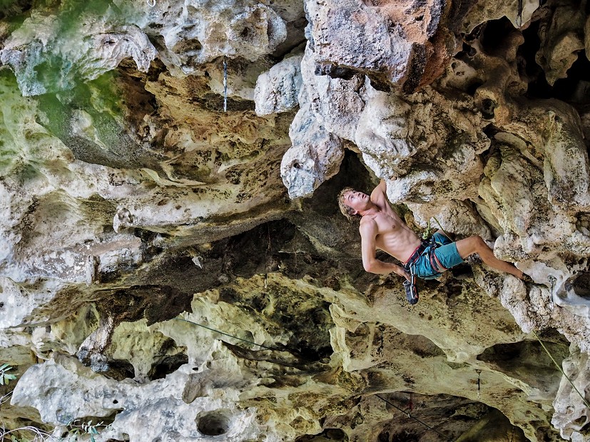 Tom Skelhon attempting to escape ‘The Roof’ on Jungle King (7b)   © Kai Rueber