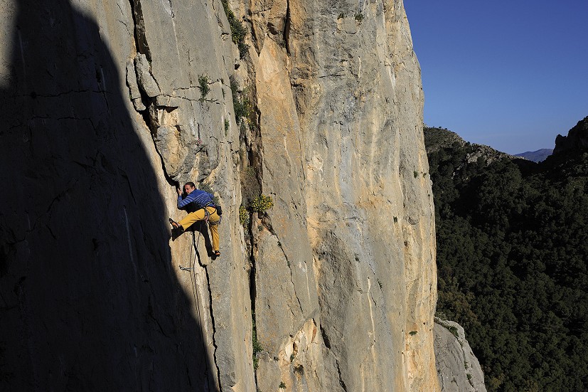 Paul Phillips bridges out on to a shadow on Bladerunner (6a) on Escalera Arabe  © Mike Hutton