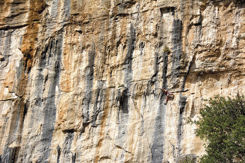 El salto del tigre (8a) on Los Tigres wall in the Central Gorge area  © Mark Glaister