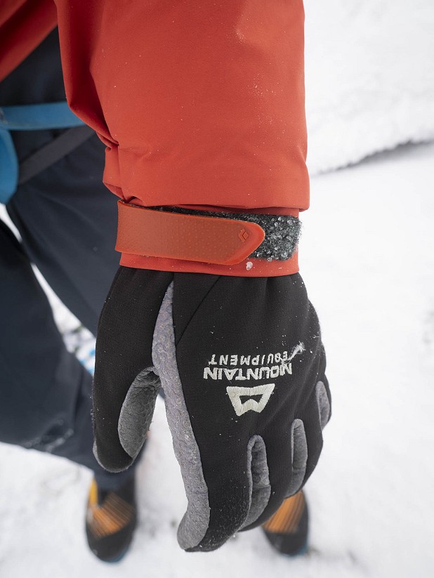 Ample room for gloves on cuffs and a good secure fastener  © UKC Gear