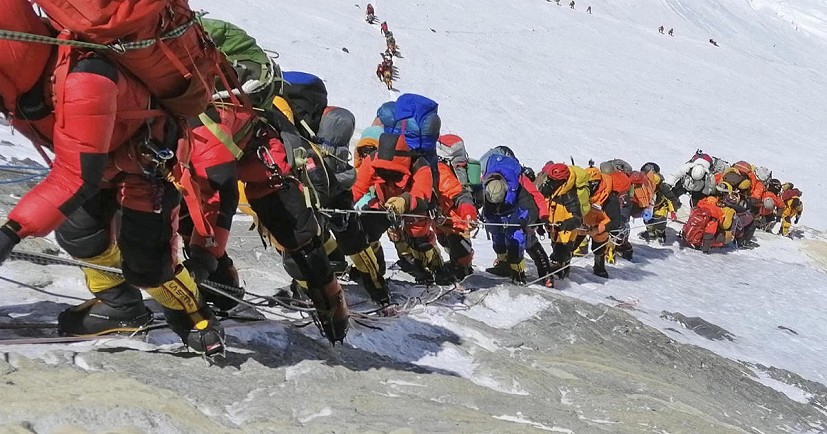 Congestion on Everest.  © ??????