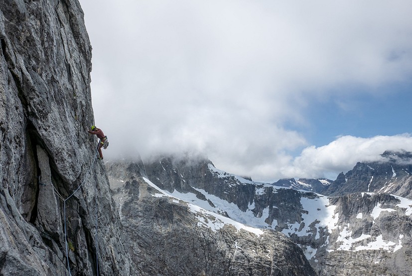 Ally quests out on a traverse pitch as the clouds start to boil  © Simon Smith Collection