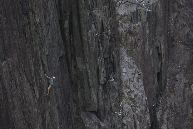 Angus Kille stretching out to reach some tenuous gear placements of the first pitch of The Quarryman  © Mark Reeves