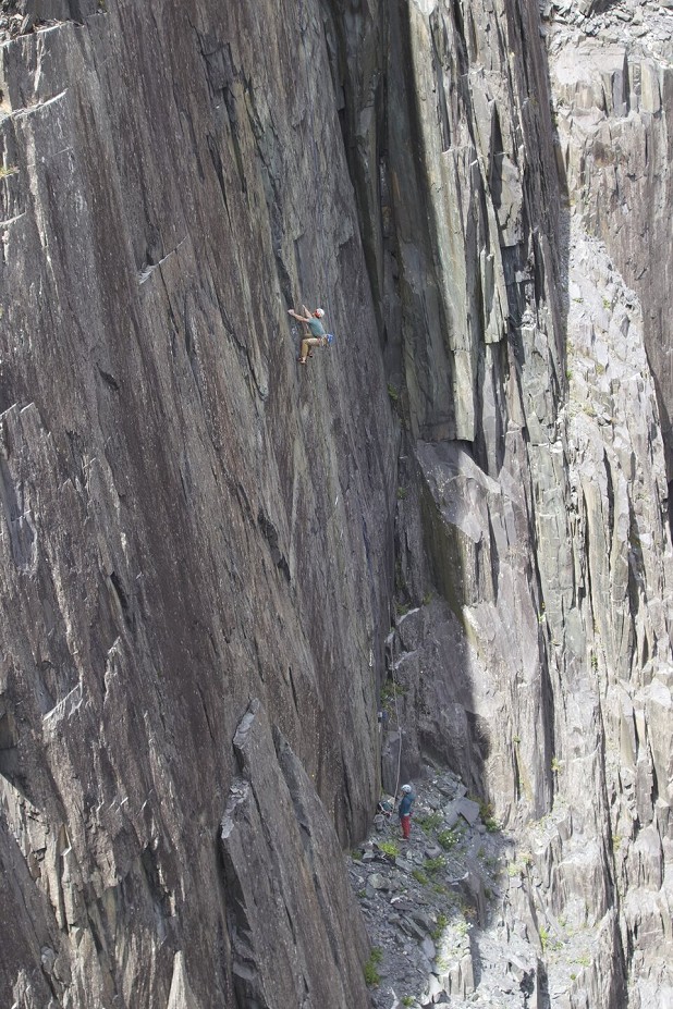 Angus Kille, throwing some gear in the first pitch of The Quarryman.  © Mark Reeves