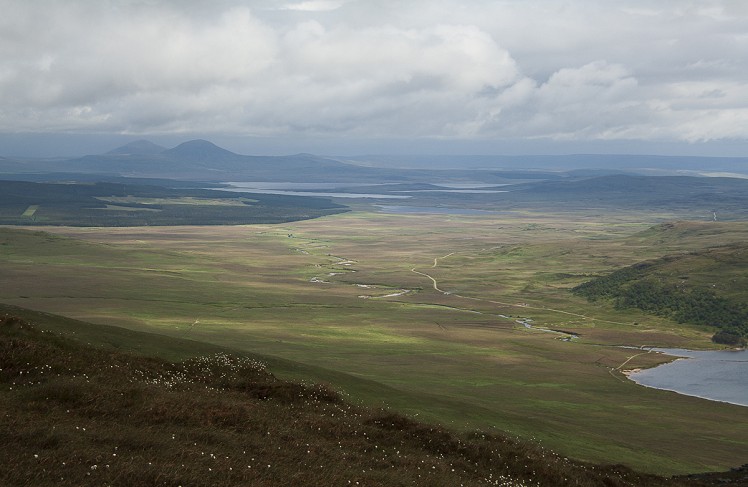 Looking into the expanse of the Flow Country from Meall Ailein  © Dan Bailey - UKHillwalking.com