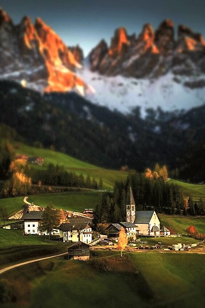 Church in Dolomites  © Gene1000