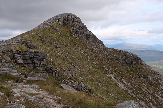 Approach to the summit of Stuc a'Choire Dhuibh Bhig along the main ridge from the south west, showing exposed quartzite.  © An Sgurr