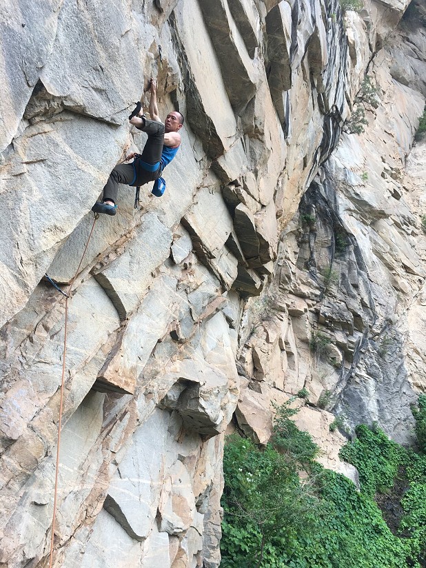 William struggling with the crux on 无名  © Davros the Psyched