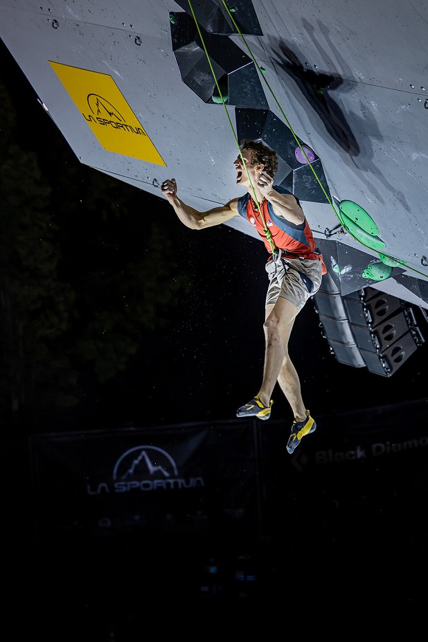 Adam Ondra being lowered after the Final route  © Jan Virt/IFSC