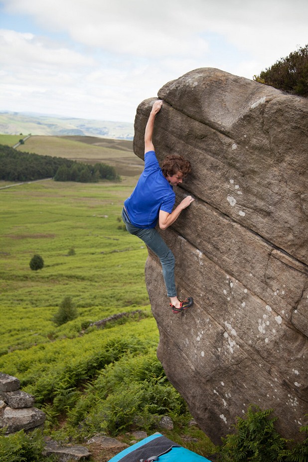 The forefoot of the shoe is flexible as demonstrated on vertical grit  © Rob Greenwood - UKC