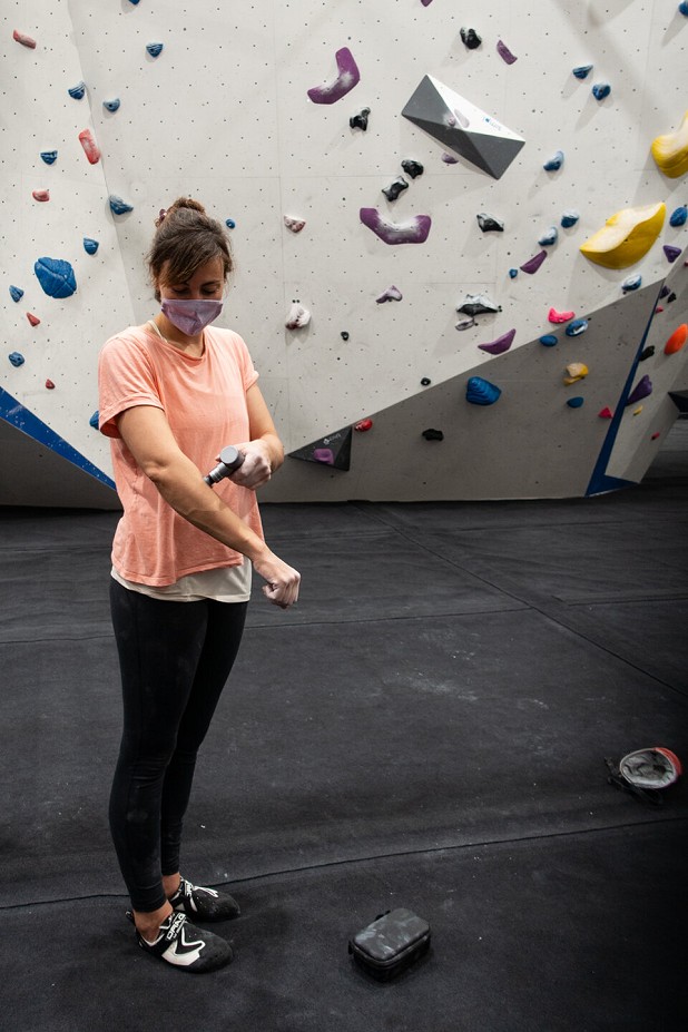 Using the Addsfit Portable Massage Gun as an aid to warming-up at the wall  © UKC Gear