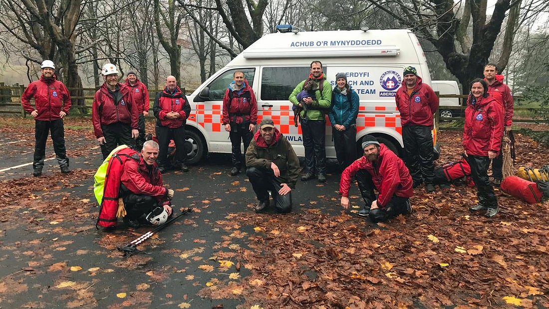 Betsy, her owners, and Mountain Rescue Team members, at the conclusion of a successful rescue  © Aberdyfi Search and Rescue Team