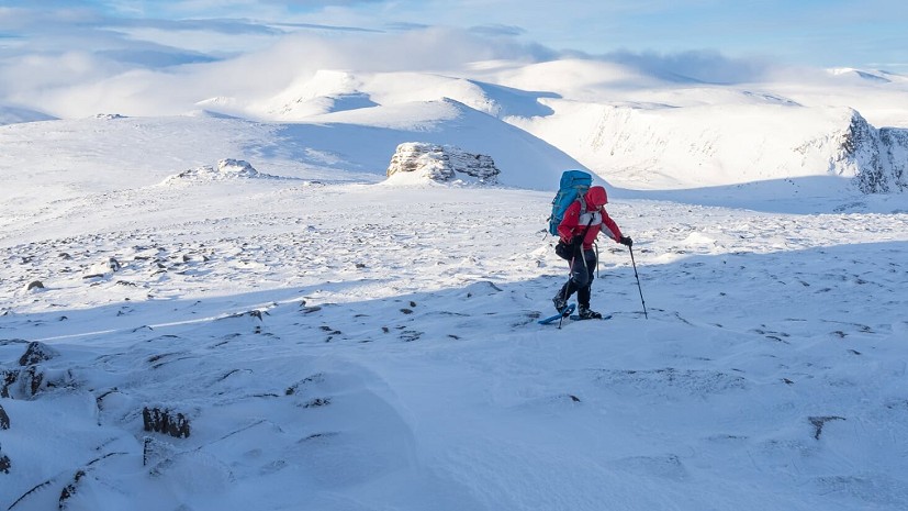 Snowshoes on, near the summit of Beinn Mheadhoin  © Alex Roddie
