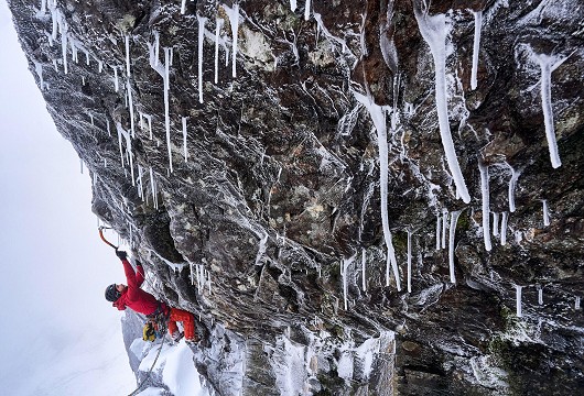 Greg Boswell on the steep, bouldery start moves of 'New Age Raiders'  © Hamish Frost