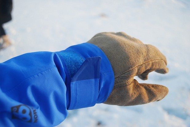 The velcro tabs are easy to use with gloves  © Toby Archer